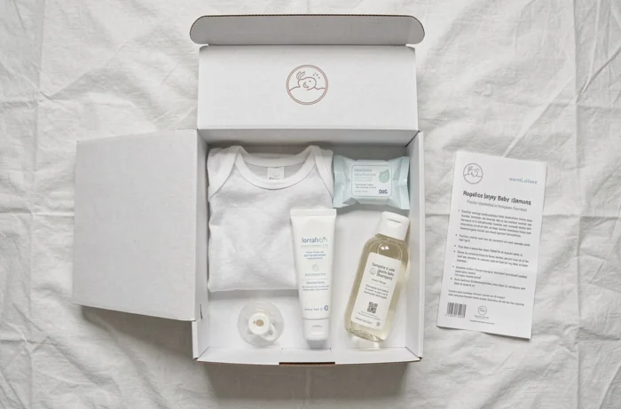 Vue à plat des produits contenus dans une box naissance gratuite pour nouveau-né